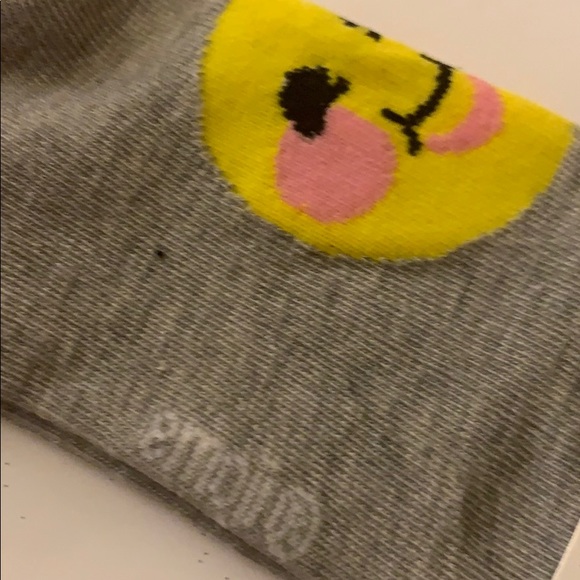 😊FREE😊 NWT EMOJI socks - 4 pk 1 price 🧦 - Picture 8 of 8